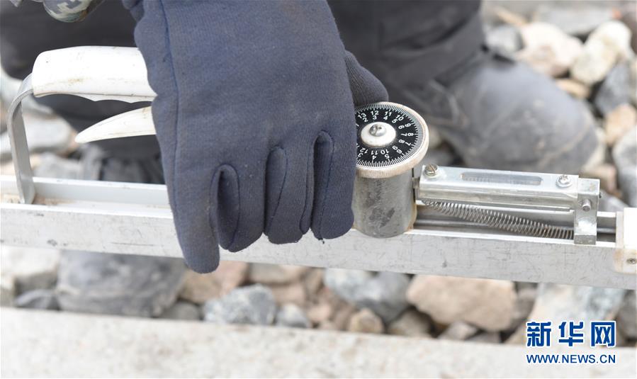 （新華全媒頭條&middot;圖文互動）（5）他們是比鋼鐵還硬的漢子&mdash;&mdash;天路之巔看不見的&ldquo;軌枕&rdquo;