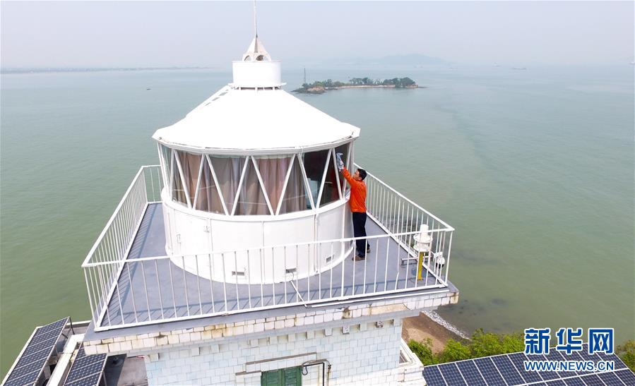 （新華全媒頭條&middot;圖文互動）（5）守望&mdash;&mdash;記舢舨洲&ldquo;島主&rdquo;黃燦明一門四代航標工