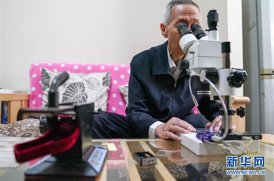 （新華全媒頭條&middot;時代先鋒&middot;圖文互動）（6）傳奇的英雄 無悔的忠誠&mdash;&mdash;記刑偵痕跡檢驗專家崔道植