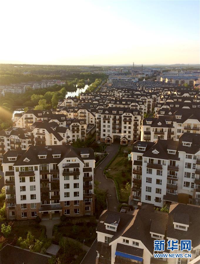 （在習近平新時代中國特色社會主義思想指引下&mdash;&mdash;新時代新作為新篇章&middot;圖文互動）（2）在這里，遇見&ldquo;詩和遠方&rdquo;&mdash;&mdash;長白山下&ldquo;第一鎮&rdquo;的全域旅游實踐