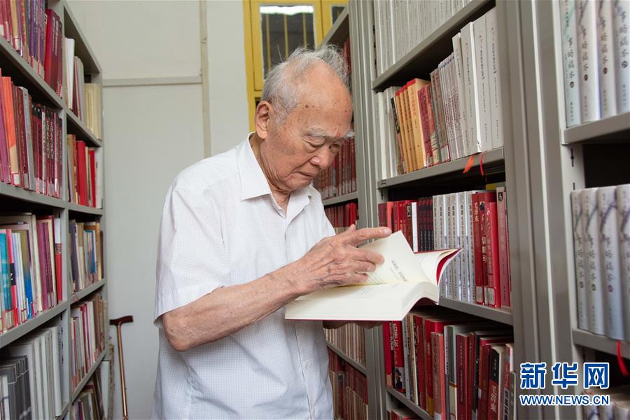 （新華全媒頭條&middot;圖文互動）（6）滄海橫流 信仰彌堅&mdash;&mdash;記共產黨員、湘潭大學九旬教授滄南