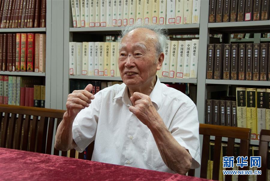 （新華全媒頭條&middot;圖文互動）（5）滄海橫流 信仰彌堅&mdash;&mdash;記共產黨員、湘潭大學九旬教授滄南