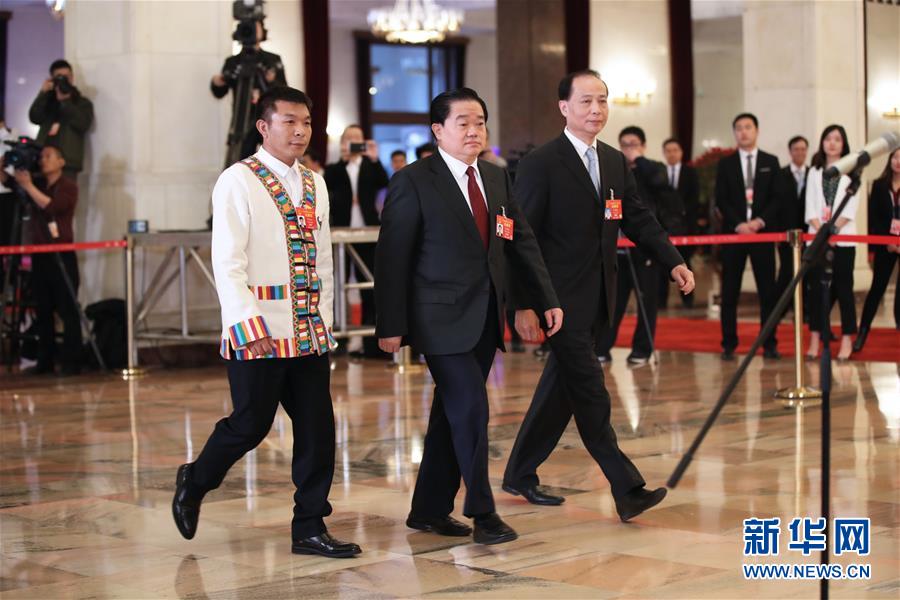 （兩會(huì)&middot;面對(duì)面）（1）全國(guó)人大代表接受采訪