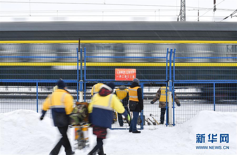 （新春走基層）（14）嚴寒下的&ldquo;鐵路醫生&rdquo;：風雪中守護回家路