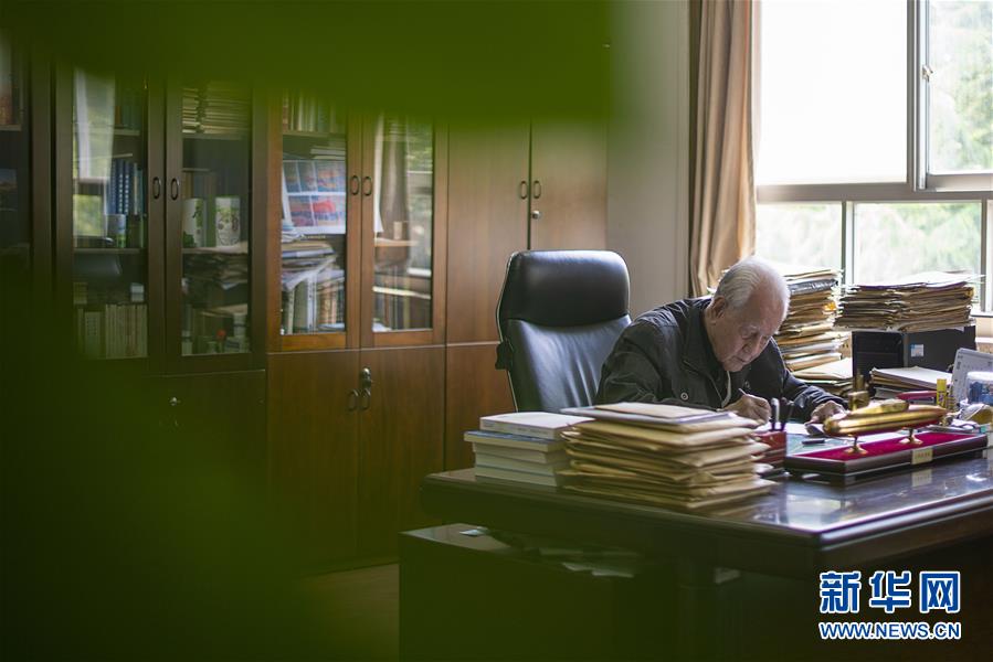 （今日關(guān)注&middot;科技獎(jiǎng)勵(lì)大會(huì)&middot;圖文互動(dòng)）（5）此生屬于祖國，此生無怨無悔&mdash;&mdash;隱身30年的中國核潛艇先驅(qū)黃旭華