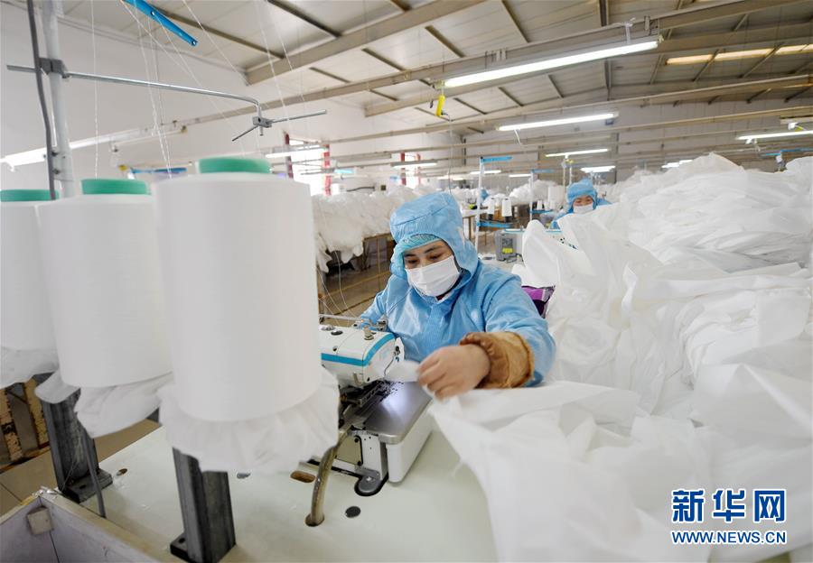 (聚焦疫情防控·圖文互動)(6)我們能多產一件,前方就少一份風險——醫用防護服“河北制造”緊急“起飛”記