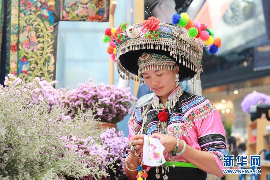 （脫貧攻堅(jiān)風(fēng)采錄&middot;帶頭人&middot;圖文互動）（5）背著娃繡著花 養(yǎng)活自己養(yǎng)活家&mdash;&mdash;夏華和13000名大山繡娘的&ldquo;中國夢&rdquo;