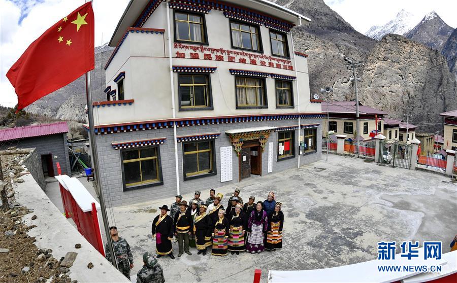 （新華全媒頭條&middot;圖文互動(dòng)）（8）一面國旗與三代人的守望&mdash;&mdash;記西藏林芝市西日卡村的&ldquo;紅色&rdquo;傳承