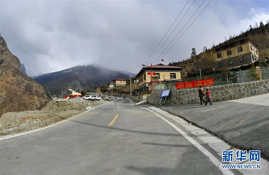 （新華全媒頭條&middot;圖文互動(dòng)）（7）一面國旗與三代人的守望&mdash;&mdash;記西藏林芝市西日卡村的&ldquo;紅色&rdquo;傳承