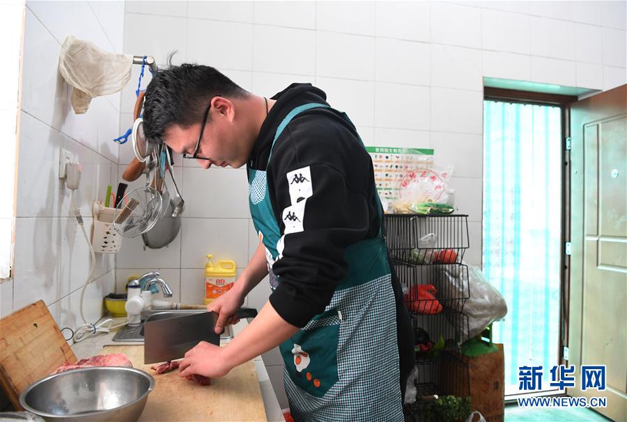 （一線抗疫群英譜&middot;圖文互動）（4）&ldquo;再年輕，也要學做頂梁柱&rdquo;&mdash;&mdash;記&ldquo;95后&rdquo;干警李文超