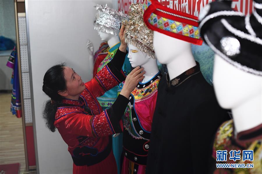 （兩會人物&middot;圖文互動）（5）帶娃、賺錢兩不誤&mdash;&mdash;一位農民工代表眼中的脫貧新工作