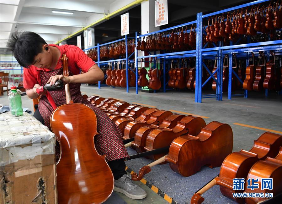 （走向我們的小康生活&middot;圖文互動(dòng)）（1）放下鋤頭，卻撥動(dòng)命運(yùn)的琴弦