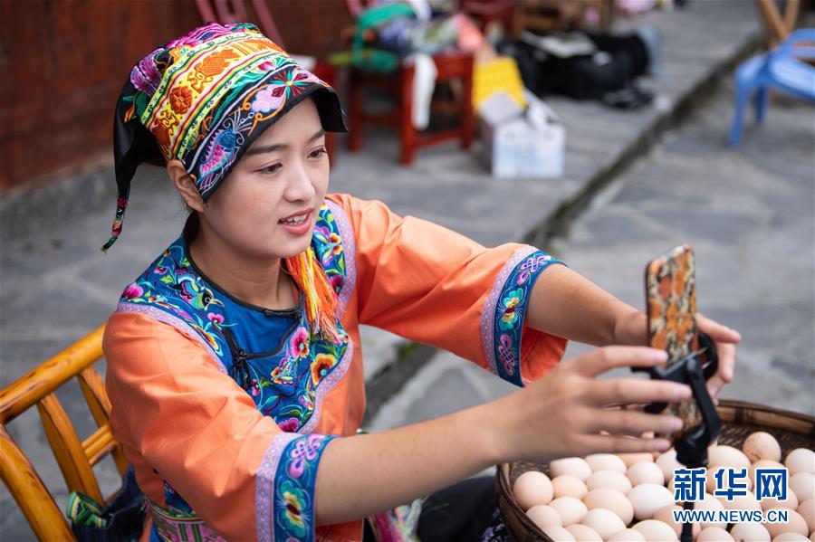 （新華全媒頭條&middot;走向我們的小康生活&middot;圖文互動）（6）那山，那人，那苗寨&mdash;&mdash;十八洞村三代人的奮斗史