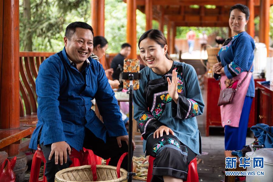 （新華全媒頭條&middot;走向我們的小康生活&middot;圖文互動）（10）那山，那人，那苗寨&mdash;&mdash;十八洞村三代人的奮斗史