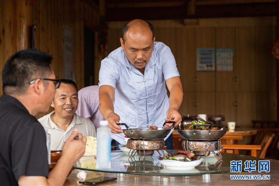 （新華全媒頭條&middot;走向我們的小康生活&middot;圖文互動）（9）那山，那人，那苗寨&mdash;&mdash;十八洞村三代人的奮斗史