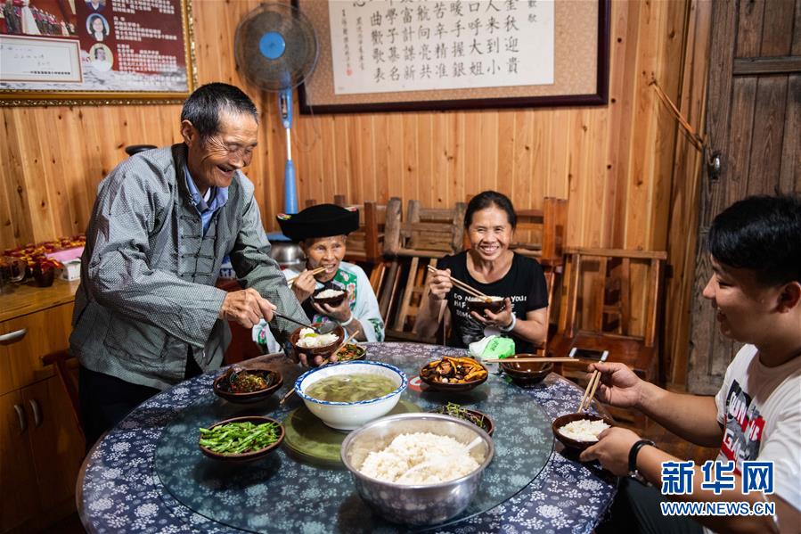 （新華全媒頭條&middot;走向我們的小康生活&middot;圖文互動）（2）那山，那人，那苗寨&mdash;&mdash;十八洞村三代人的奮斗史