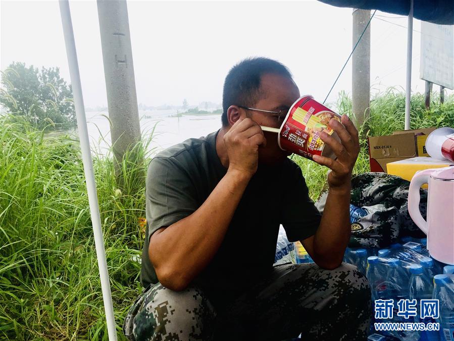 （防汛抗洪&middot;一線人物&middot;圖文互動）（1）萬家燈火明 壩上有神兵&mdash;&mdash;安徽宿松長江大堤上的&ldquo;守護者聯盟&rdquo;群像