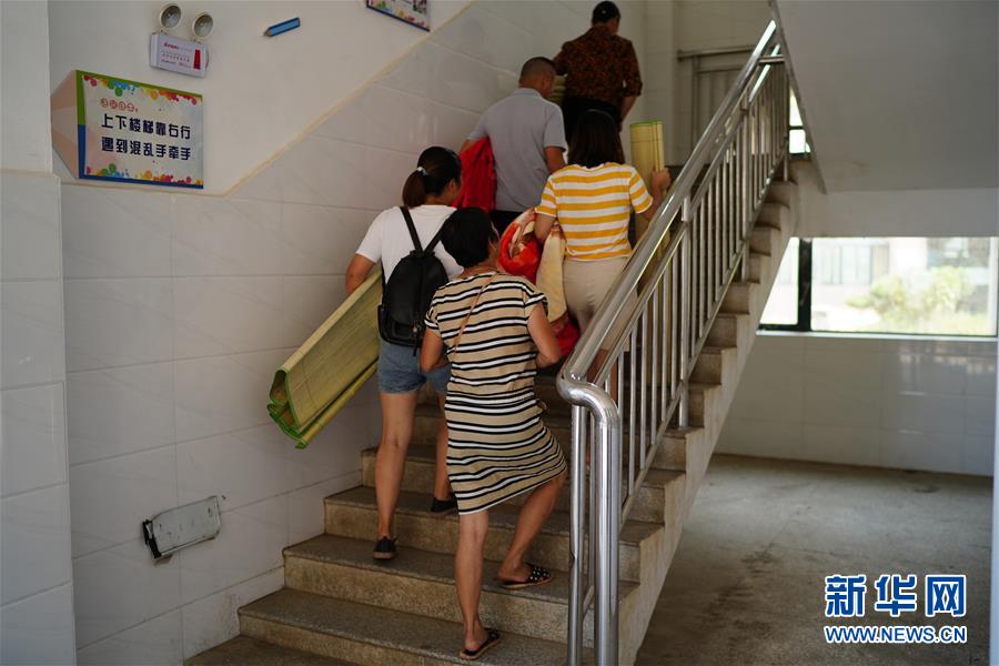 （在習近平新時代中國特色社會主義思想指引下&mdash;&mdash;新時代新作為新篇章&middot;習近平總書記關切事&middot;圖文互動）（6）遮風雨 送安穩&mdash;&mdash;受災群眾轉移安置中的暖心故事