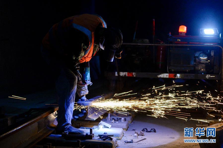 （圖文互動）（7）筑完&ldquo;天路&rdquo;架&ldquo;云梯&rdquo;&mdash;&mdash;鐵路老兵再上高原