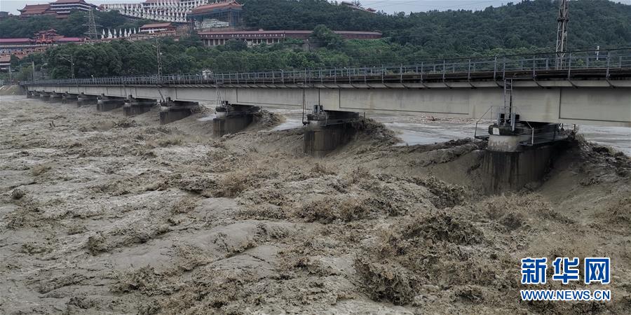 （防汛抗洪&middot;圖文互動）（2）洪水襲擊寶成鐵路涪江大橋 超8100噸&ldquo;重車壓梁&rdquo;護橋