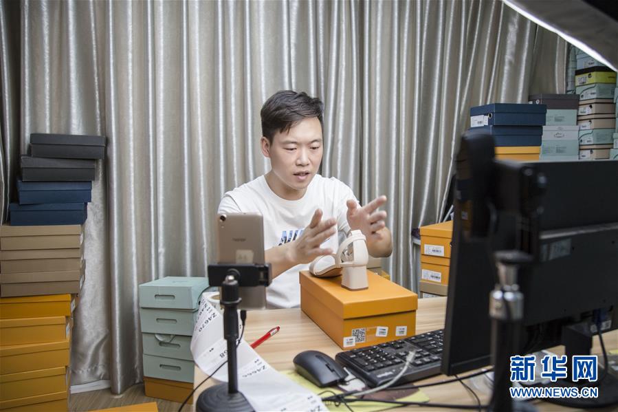 （總書記推動的改革身邊事&middot;就業(yè)創(chuàng)業(yè)改革篇&middot;圖文互動）（2）特寫：&ldquo;網(wǎng)絡(luò)主播背后是轟鳴的工廠&rdquo;&mdash;&mdash;聆聽經(jīng)濟(jì)復(fù)蘇的新訊號