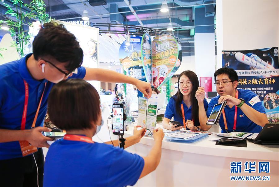 （新華全媒頭條&middot;圖文互動）（12）奮斗結碩果，再寫新篇章&mdash;&mdash;寫在共和國71周年華誕之際