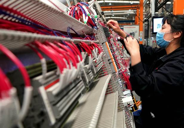 4月21日，在位于河南省許昌市的許繼電氣股份有限公司內，工作人員在生產線上作業。新華社記者李安攝