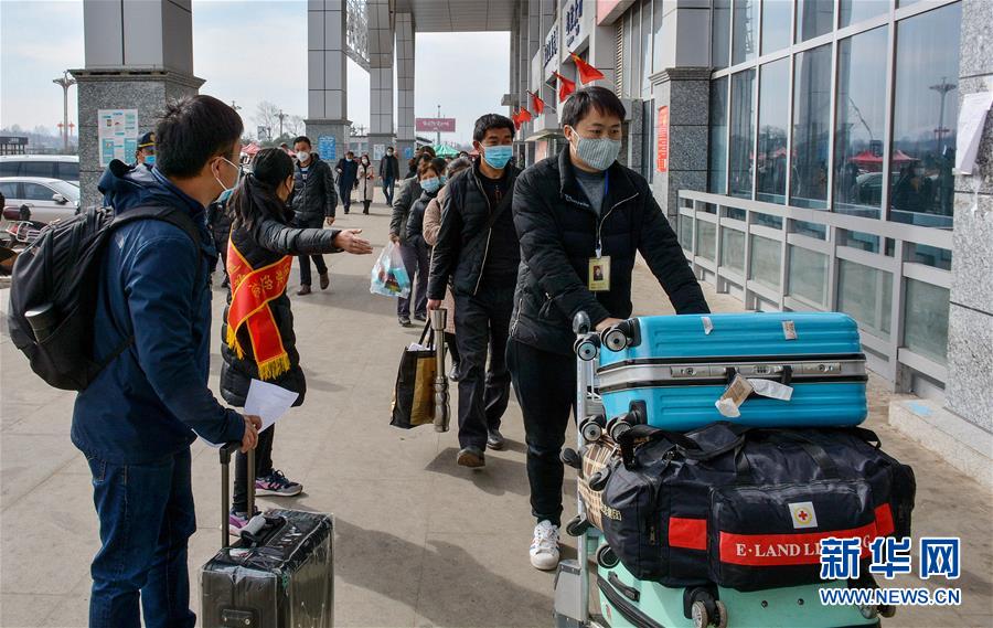 （在習(xí)近平新時代中國特色社會主義思想指引下&mdash;&mdash;新時代新作為新篇章&middot;習(xí)近平總書記關(guān)切事&middot;圖文互動）（3）讓貧困勞動力端穩(wěn)就業(yè)的&ldquo;飯碗&rdquo;&mdash;&mdash;各地就業(yè)扶貧不松勁鞏固脫貧成果