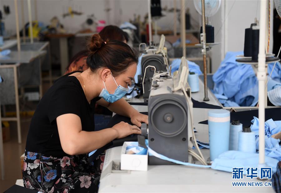 （在習(xí)近平新時(shí)代中國(guó)特色社會(huì)主義思想指引下&mdash;&mdash;新時(shí)代新作為新篇章&middot;習(xí)近平總書(shū)記關(guān)切事&middot;圖文互動(dòng)）（4）讓每一個(gè)角落都感受到幸福的溫情&mdash;&mdash;人口較少民族在脫貧攻堅(jiān)大潮中的奮進(jìn)故事