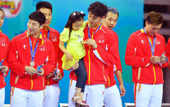 【全運(yùn)會(huì)&middot;多棱鏡】和爸爸一起領(lǐng)獎(jiǎng)