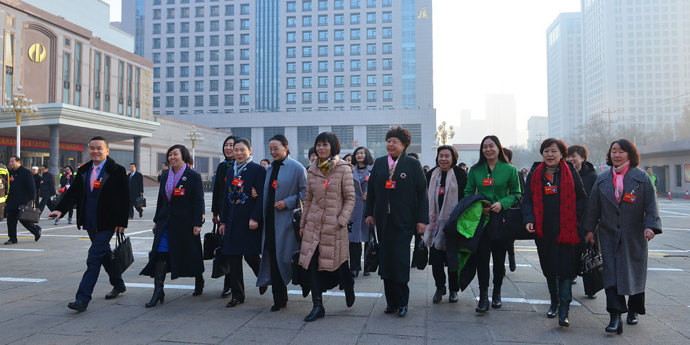 政協委員們步入會場