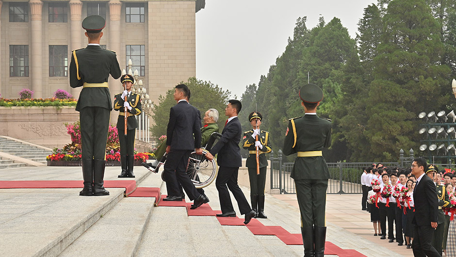 &ldquo;七一勛章&rdquo;獲得者抵達人民大會堂