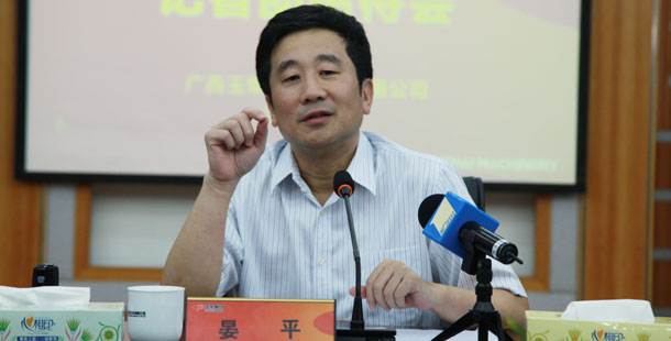 玉柴集團公司董事局主席晏平&mdash;&mdash;大家可能不一定認識我，但是大家一定坐過裝配玉柴發(fā)動機的客車、公交車，因為玉柴發(fā)動機裝配在全國超過60%的客車、公交車上。玉柴發(fā)動機能夠陪伴大家上班、回家、逛街，我很自豪。我們將繼續(xù)制造更多更好的綠色產(chǎn)品，造福社會和百姓。