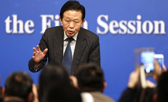 發布會結束后肖捷同記者交流