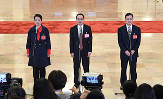 姜妍、康紅普、劉宗富代表接受采訪