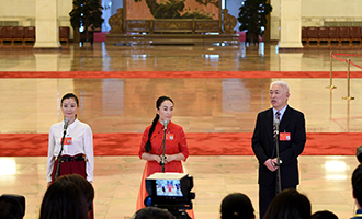 肖笑波、侯艷、徐俊代表接受采訪