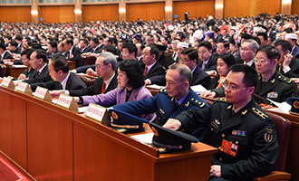 與會代表在表決總監(jiān)票人、監(jiān)票人名單草案