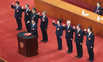 國(guó)務(wù)院副總理、國(guó)務(wù)委員、秘書(shū)長(zhǎng)進(jìn)行憲法宣誓