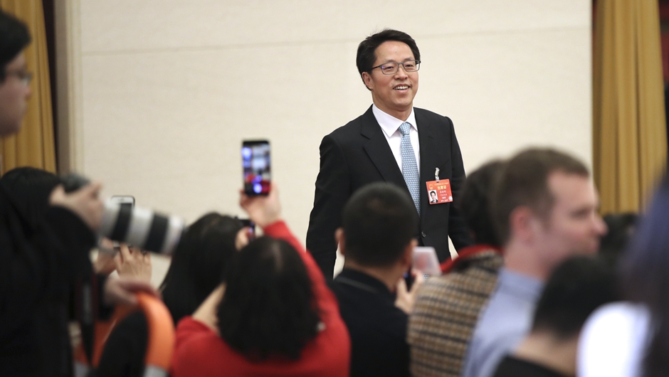 張曉明步入&ldquo;部長通道&rdquo;，準備接受采訪