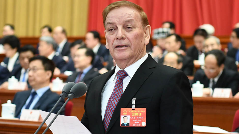 艾力更&middot;依明巴海主持會議