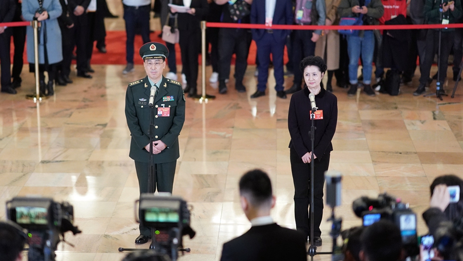 全國政協委員在&ldquo;委員通道&rdquo;接受采訪