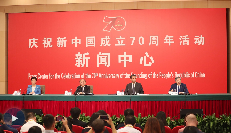 以新發(fā)展理念為引領(lǐng)，推進(jìn)中國(guó)經(jīng)濟(jì)平穩(wěn)健康可持續(xù)發(fā)展