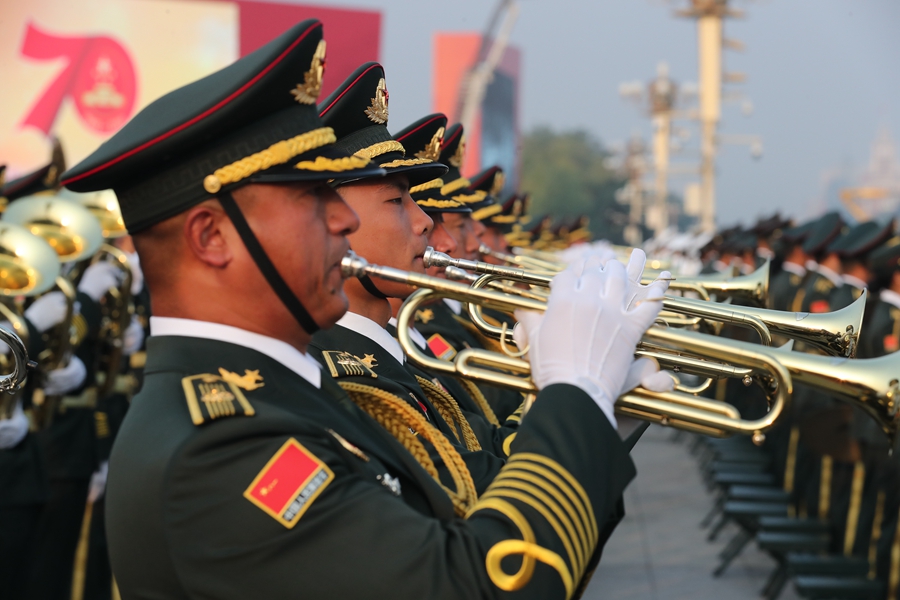 解放軍聯(lián)合軍樂團在廣場就位后進行準備工作和試奏。據(jù)了解，解放軍聯(lián)合軍樂團此次演奏是從開國大典至今歷次閱兵以來演奏曲目最多的一次，不少曲目是為此次閱兵量身打造的全新作品，此次也是歷次女演奏員最多的一次。