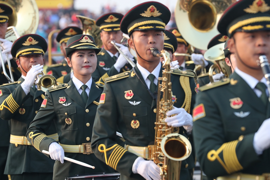 解放軍聯(lián)合軍樂團在廣場就位后進行準備工作和試奏。據(jù)了解，解放軍聯(lián)合軍樂團此次演奏是從開國大典至今歷次閱兵以來演奏曲目最多的一次，不少曲目是為此次閱兵量身打造的全新作品，此次也是歷次女演奏員最多的一次。