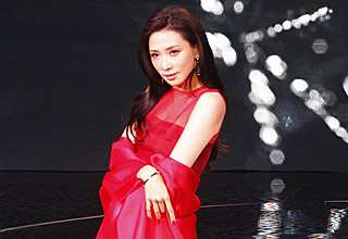 妖嬈 林志玲紅衣走秀賣(mài)力挺奔馳