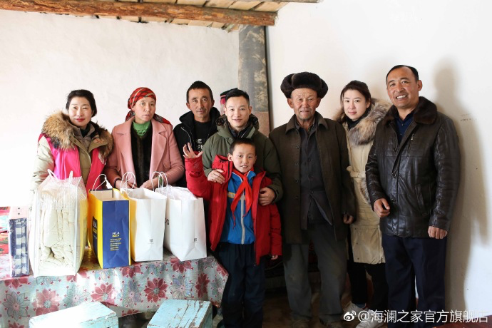 奧運(yùn)冠軍體操名將楊威把溫暖帶到北疆小朋友們的家中，把體育精神與奮斗的信念，傳遞到所有北疆孩子們的心中。