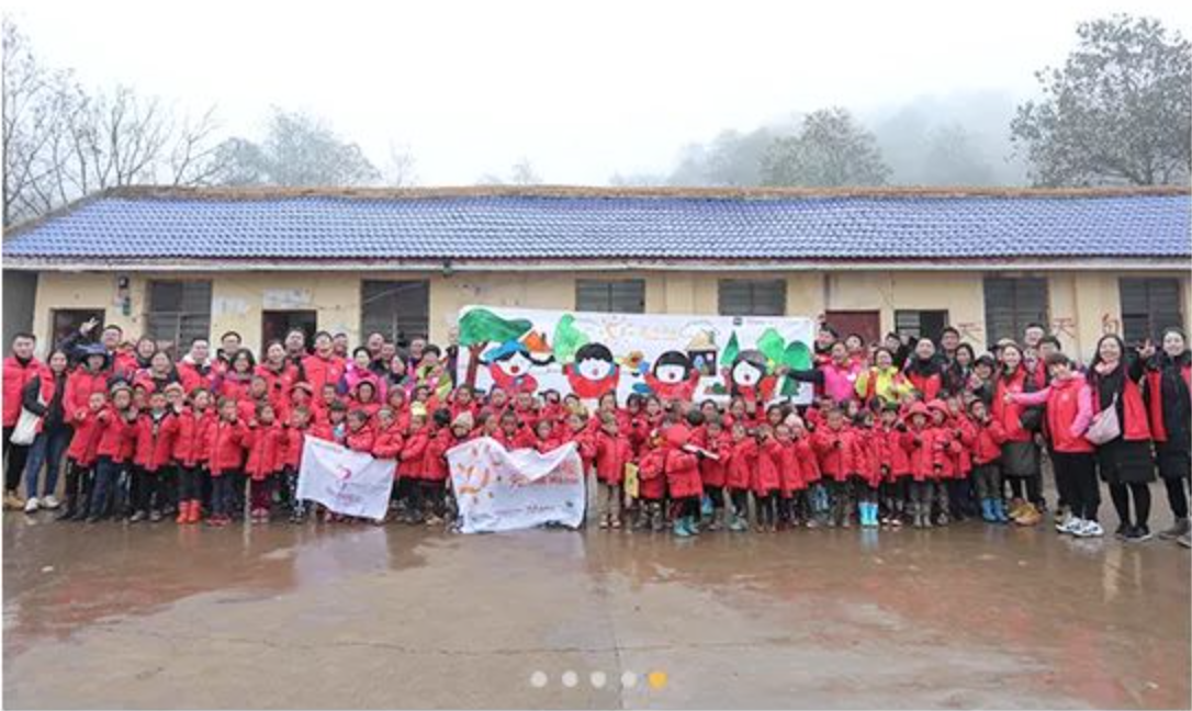 2018年11月6日，&ldquo;多一克溫暖&rdquo;團(tuán)隊(duì)走進(jìn)大涼山深處。為孩子們送去冬衣的同時(shí)，海瀾之家聯(lián)合網(wǎng)易打造在線課程平臺(tái)，把優(yōu)質(zhì)的教育資源也傳遞到偏遠(yuǎn)山區(qū)。同年，知名導(dǎo)演陸川特別參與監(jiān)制了&ldquo;多一克溫暖&rdquo;微電影《信歌》，為山區(qū)送去&ldquo;暖身又暖心&rdquo;的力量。