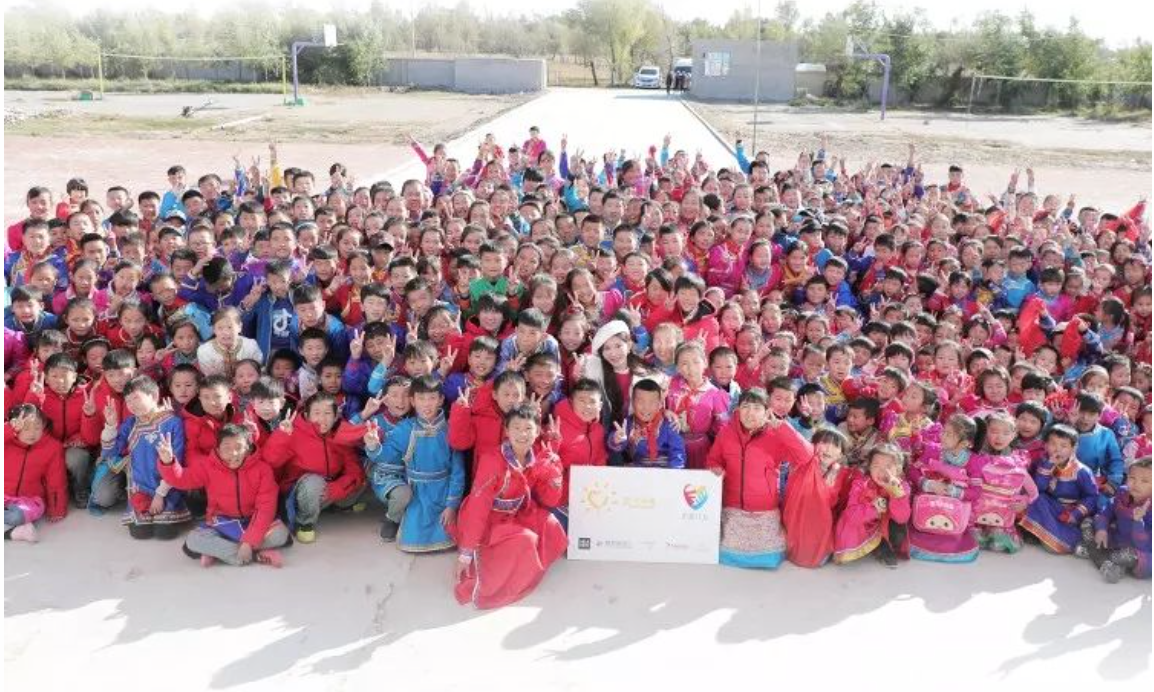 不知不覺(jué)，&ldquo;多一克溫暖&rdquo;已經(jīng)步入第六年。2019年10月14日，林志玲首次作為公益同行人，攜手鳳凰網(wǎng)&ldquo;護(hù)童計(jì)劃&rdquo;，與&ldquo;多一克溫暖&rdquo;一起趕赴內(nèi)蒙古回訪茫汗蘇木中心校的&ldquo;志玲姐姐之家&rdquo;，給那里的孩子送去溫暖。