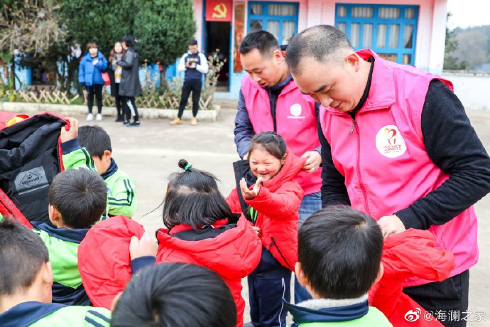 2019年11月，海瀾之家的志愿者們來(lái)到了貴州六盤(pán)水市的南開(kāi)鄉(xiāng)。這里地域偏遠(yuǎn)溝壑縱橫。志愿團(tuán)隊(duì)就這樣小心謹(jǐn)慎的行駛在霧蒙蒙的山路上，堅(jiān)持把物資送到了塢鉛小學(xué)的孩子們手里。
