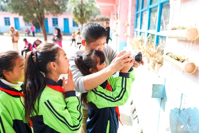 盡管身處大山，塢鉛小學(xué)卻到處都是驚喜，自制插花、獨(dú)一無(wú)二的石頭畫(huà)、杉木墩上的24節(jié)氣圖&hellip;&hellip;孩子們從不缺少發(fā)現(xiàn)美的眼睛。2019年，海瀾之家特別準(zhǔn)備了攝影課堂，讓孩子們通過(guò)拍照的方式自由地傳達(dá)真善美。